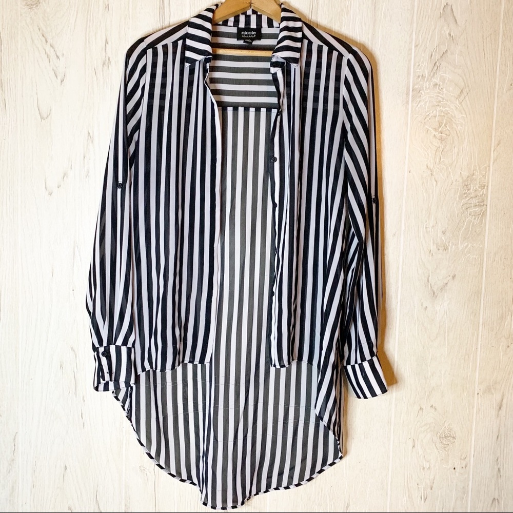 Woman long sleeve black and white blouse